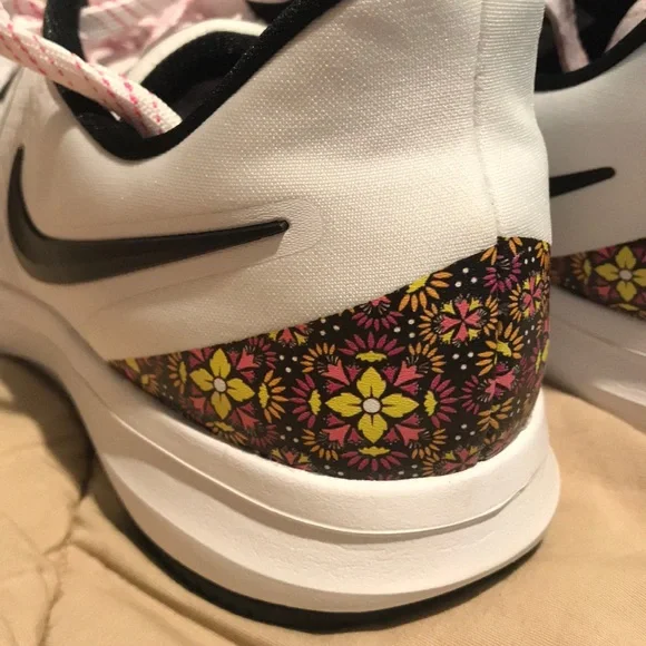 NWT NIKE SHOES - Picture 2 of 6